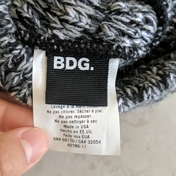 💜 (3/$30) BDG marled Gray beanie - Picture 2 of 2